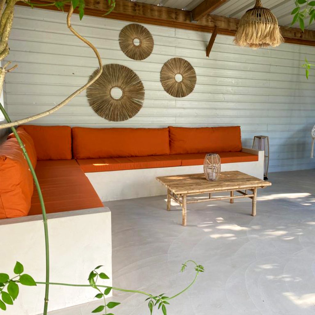 Création d'une terrasse couverte et de mobilier de jardin en béton ciré à Nantes